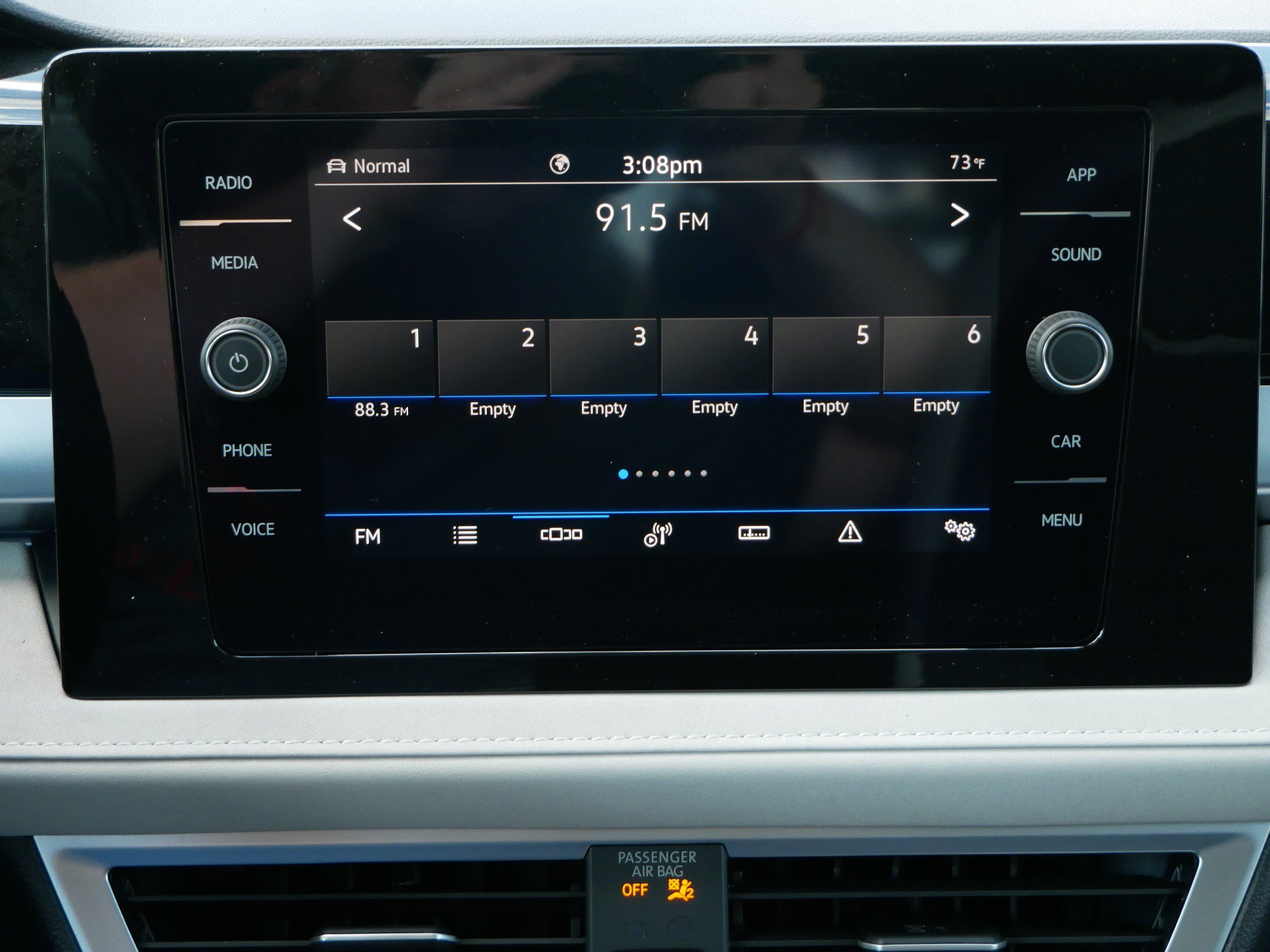 2025 Volkswagen Taos SE photo 3