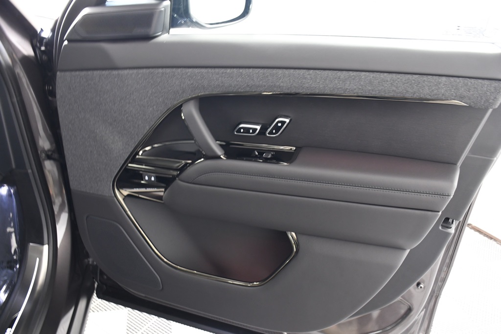2025 Land Rover Range Rover Sport SE photo 17