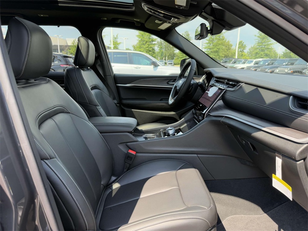 2025 Jeep Grand Cherokee Limited photo 14