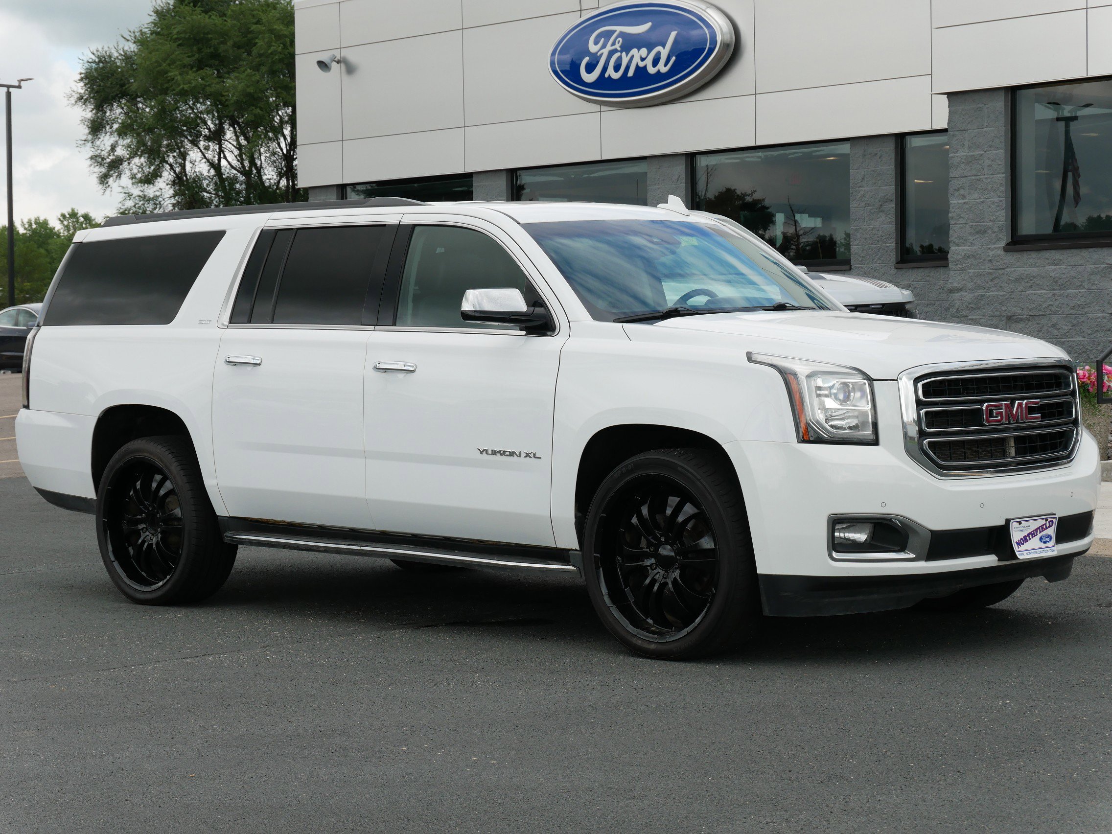 Used 2016 GMC Yukon XL SLT with VIN 1GKS2GKC2GR455459 for sale in Northfield, Minnesota