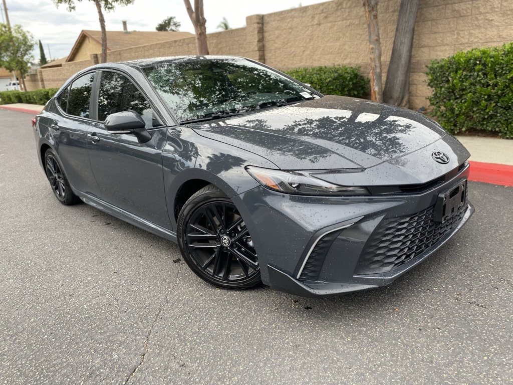 2025 Toyota Camry SE's photo