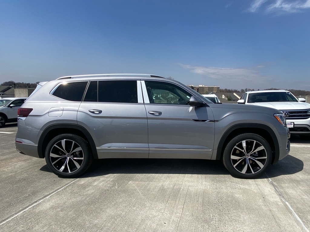 2025 Volkswagen Atlas SEL Premium R-Line photo 2