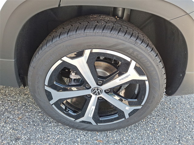 2025 Volkswagen Taos SEL photo 4