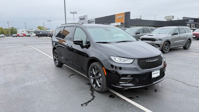 2026 Chrysler Pacifica Limited's photo