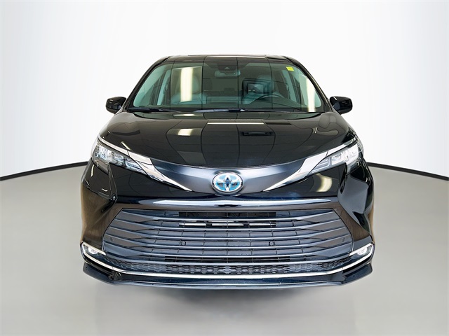 2024 Toyota Sienna XLE photo 2