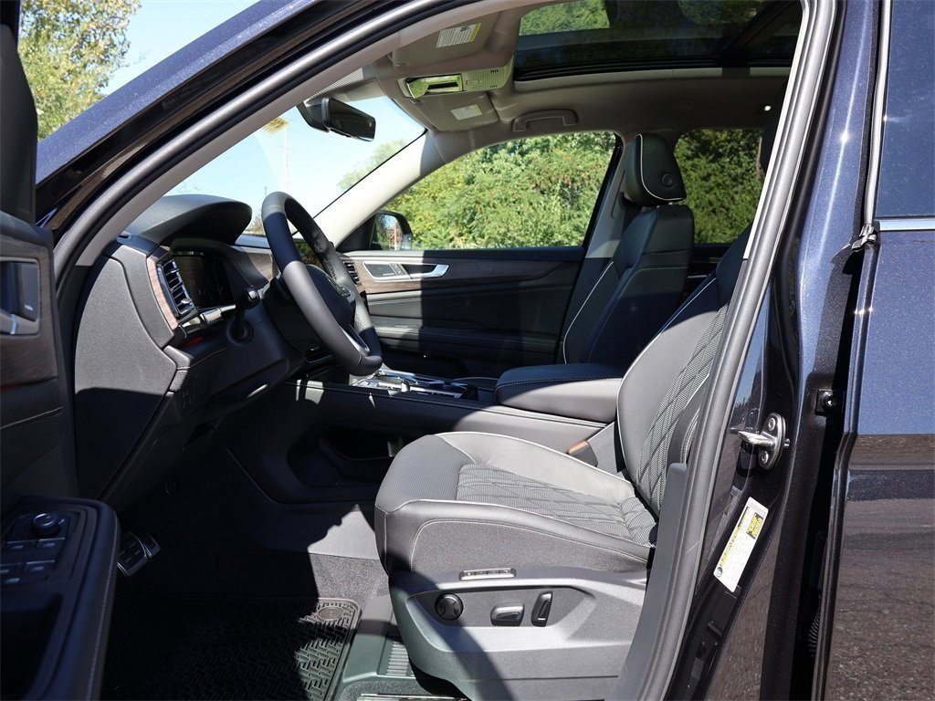 2025 Volkswagen Atlas SEL Premium R-Line photo 11
