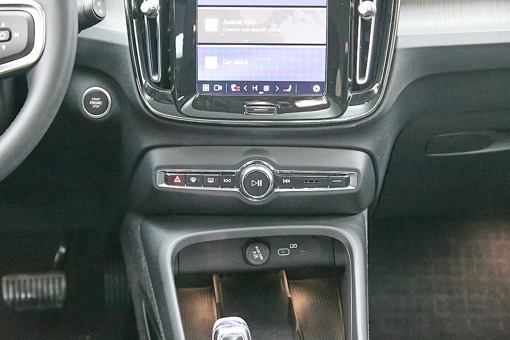 2023 VOLVO XC40 - Image 29