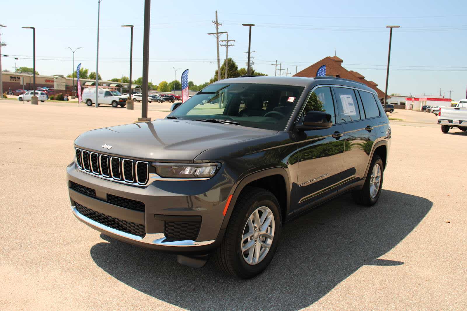 2025 Jeep Grand Cherokee Laredo X photo 3