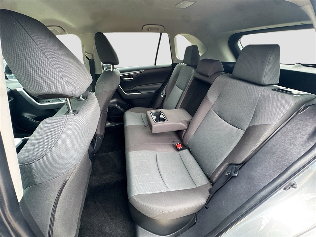 2025 Toyota RAV4 Hybrid XLE photo 9