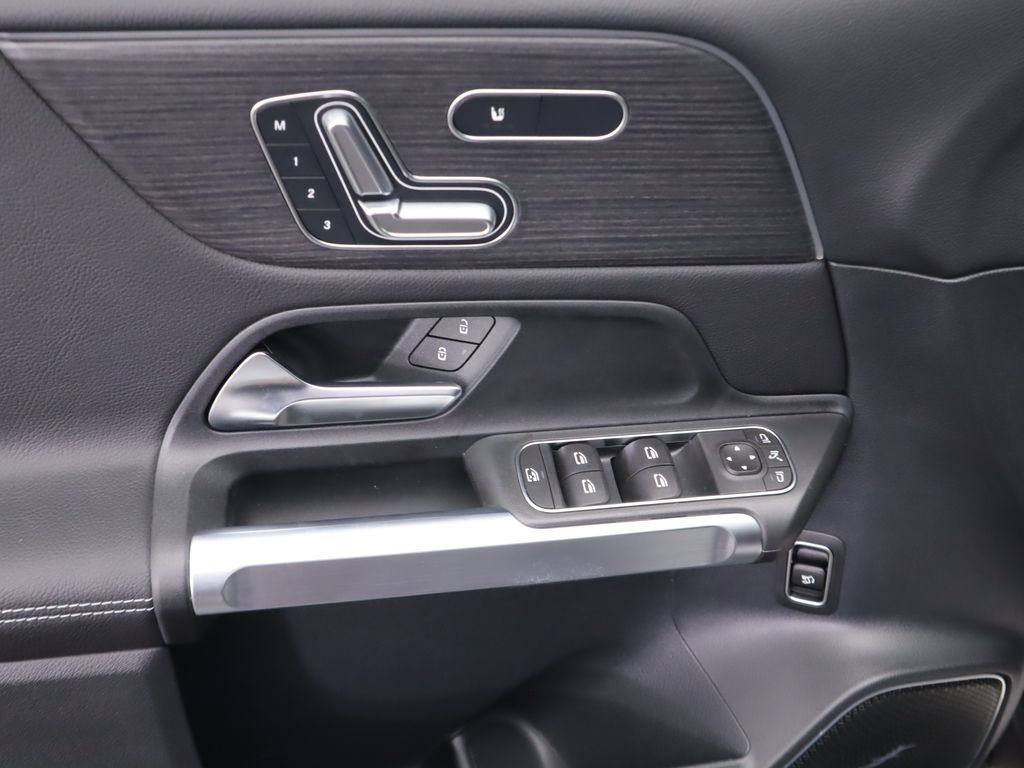 2025 Mercedes Benz GLB 250 photo 23