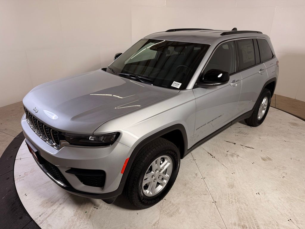 2025 Jeep Grand Cherokee Laredo photo 3