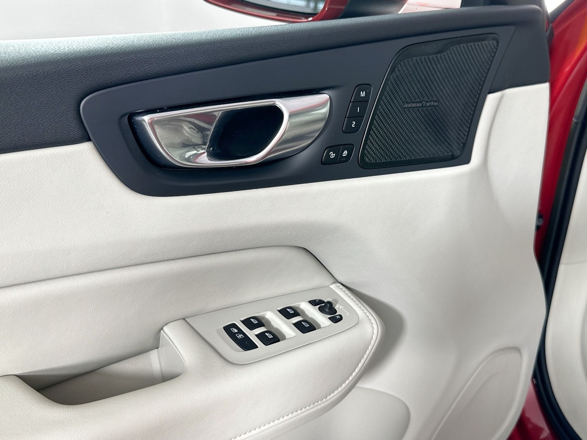 2023 Volvo XC60 B5 Plus photo 18