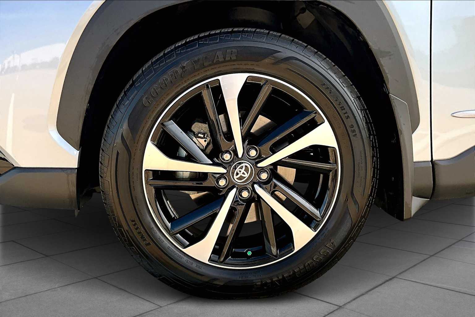 2024 Toyota Corolla Cross Hybrid XSE photo 10