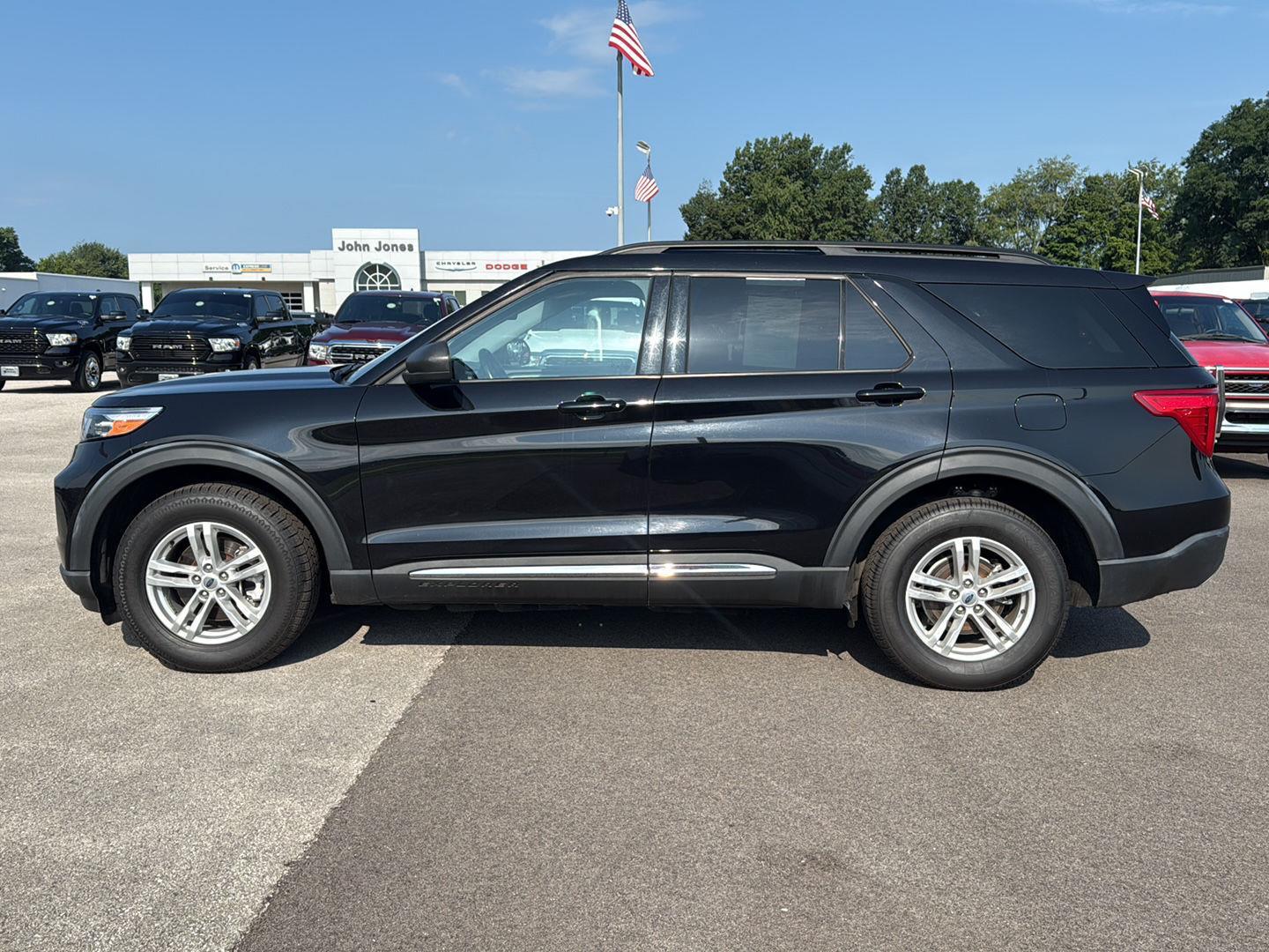 2023 Ford Explorer XLT photo 3
