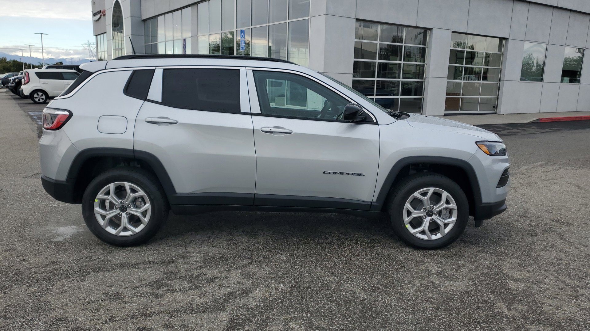 2025 Jeep Compass Latitude photo 3