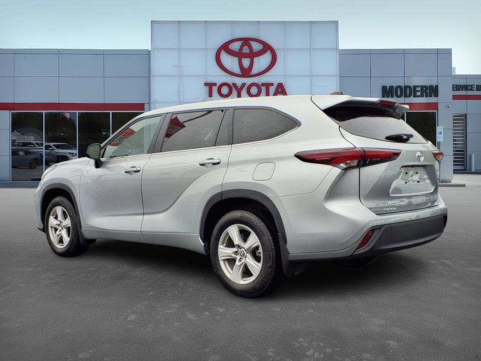 2024 Toyota Highlander LE photo 5
