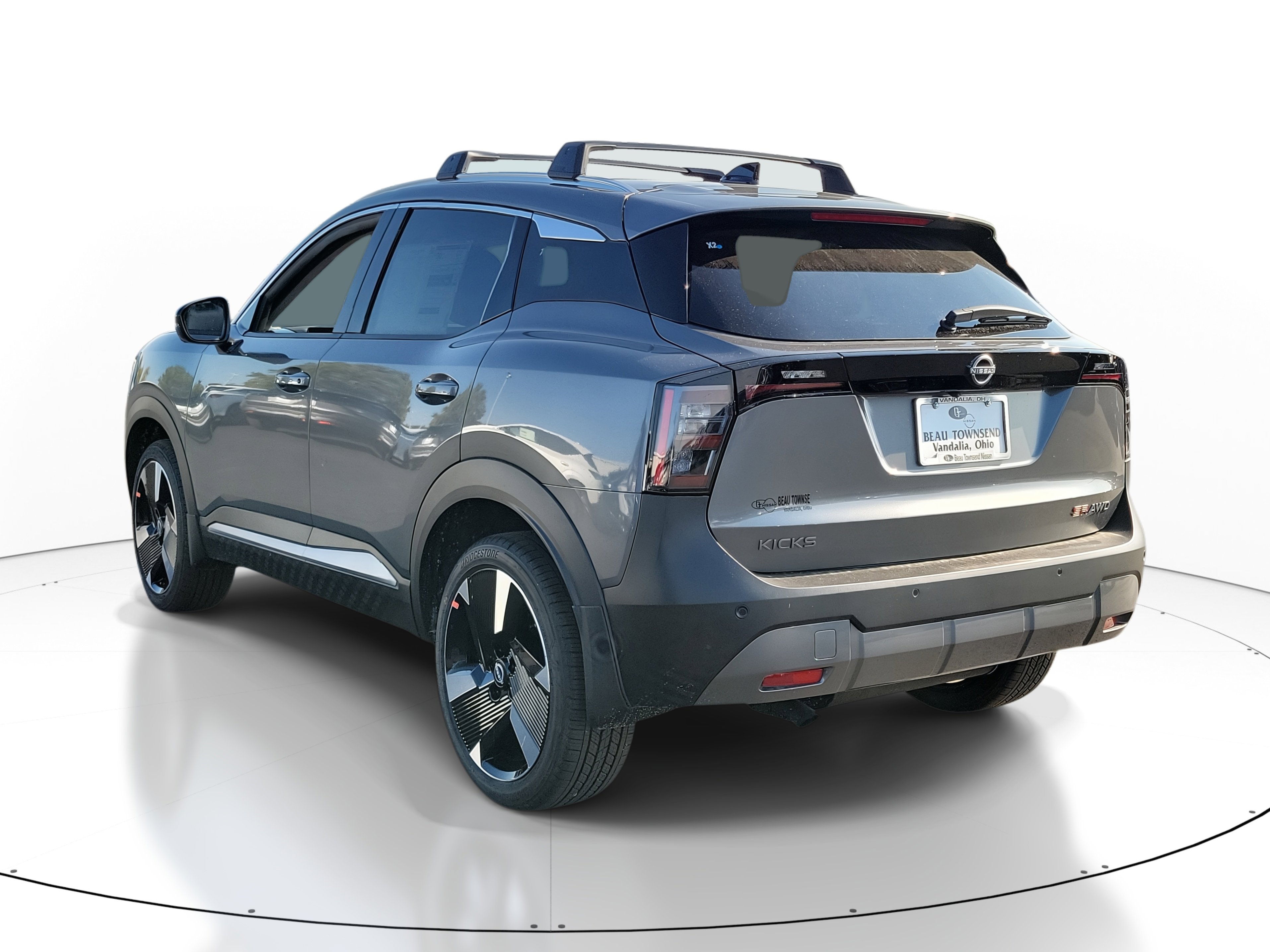 2026 Nissan Kicks SR photo 2