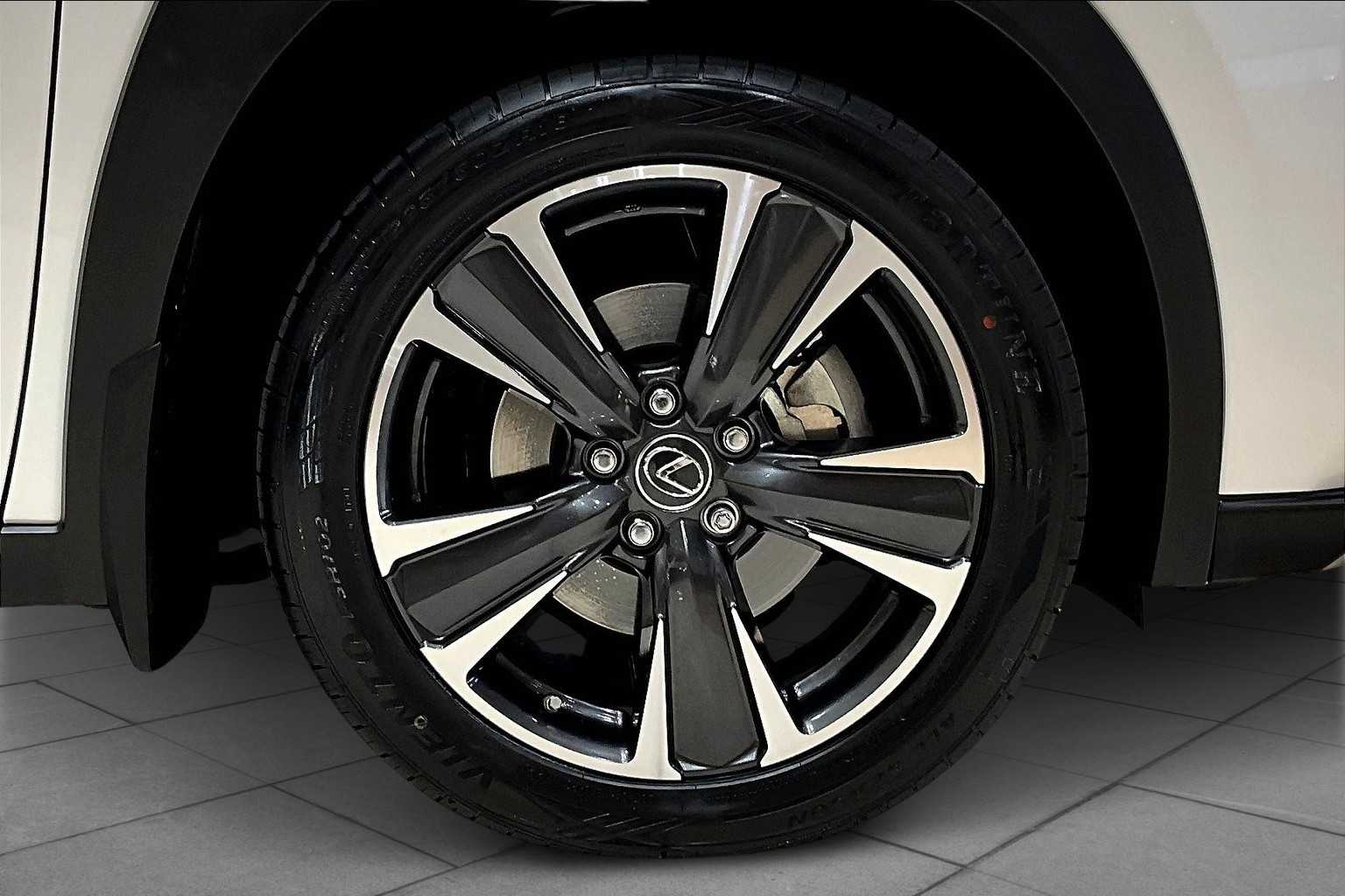 2022 Lexus UX 200 photo 9