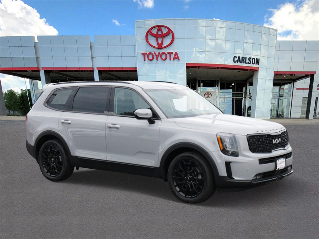 Used 2022 Kia Telluride SX with VIN 5XYP5DHC8NG323669 for sale in Minneapolis, Minnesota