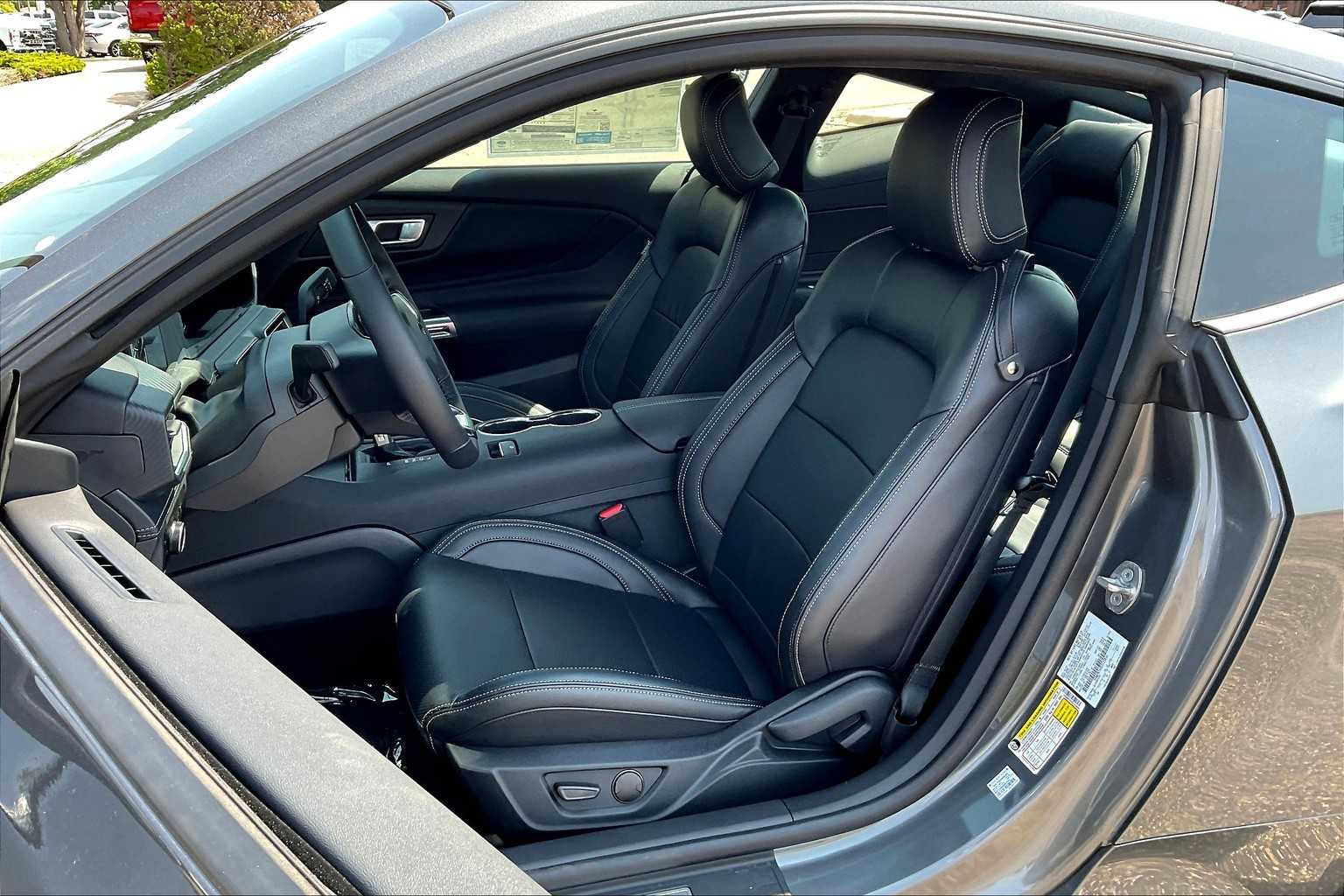 2025 Ford Mustang EcoBoost Premium photo 8