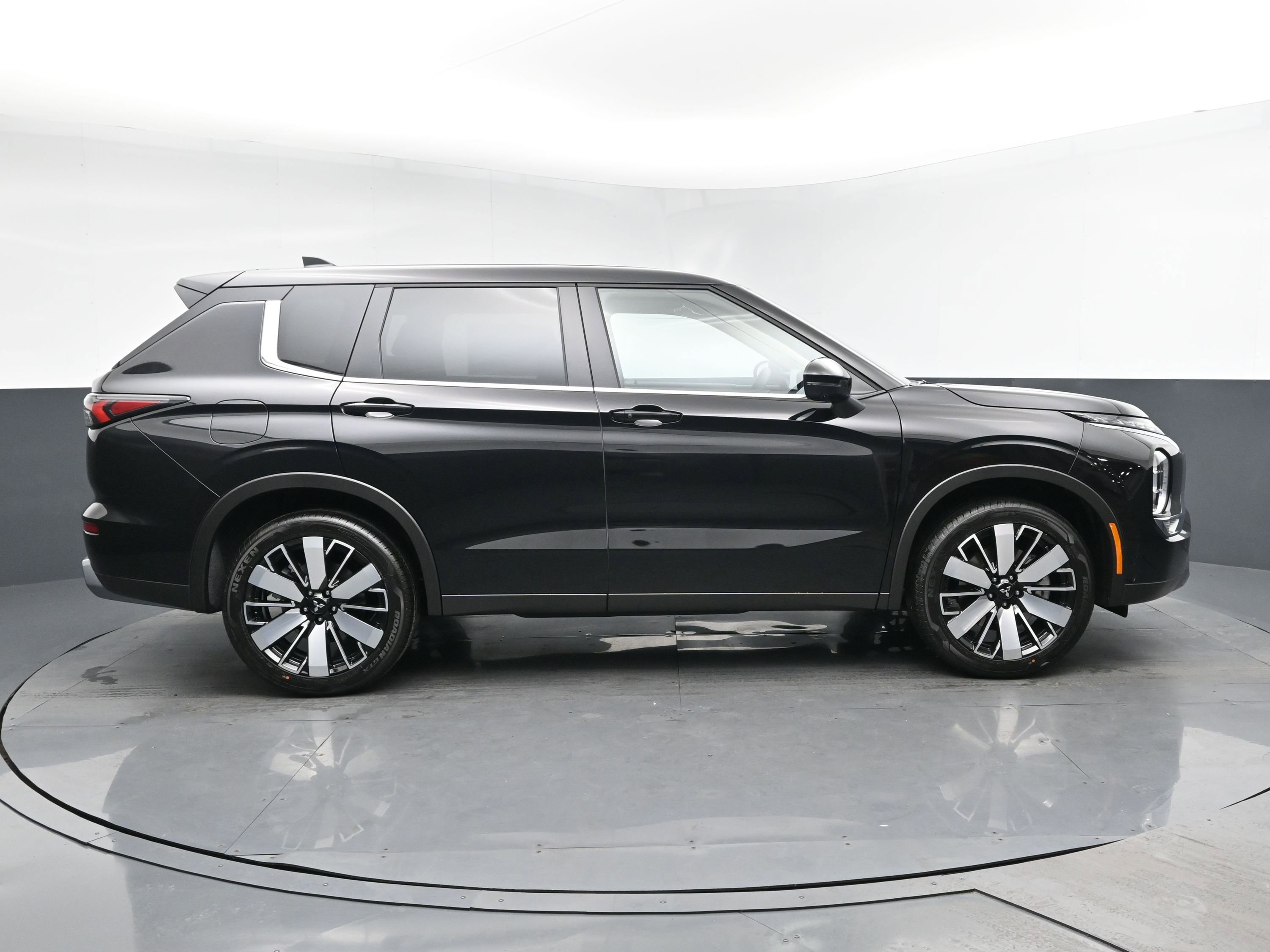 2025 Mitsubishi Outlander SE photo 2