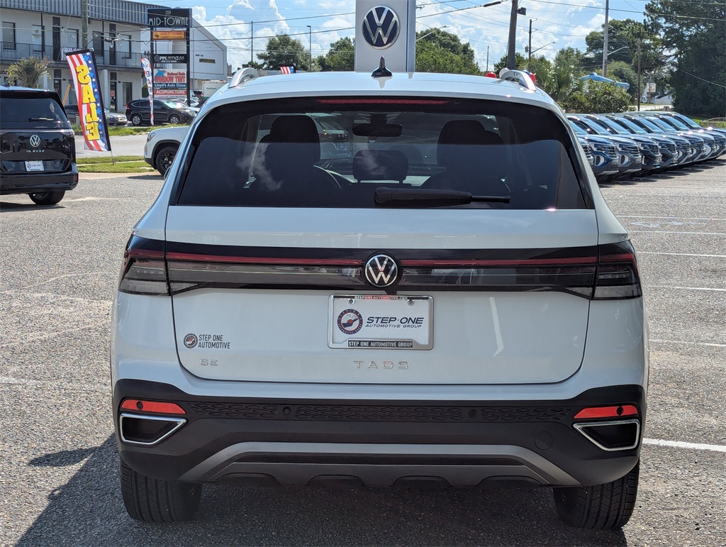 2025 Volkswagen Taos SE photo 3