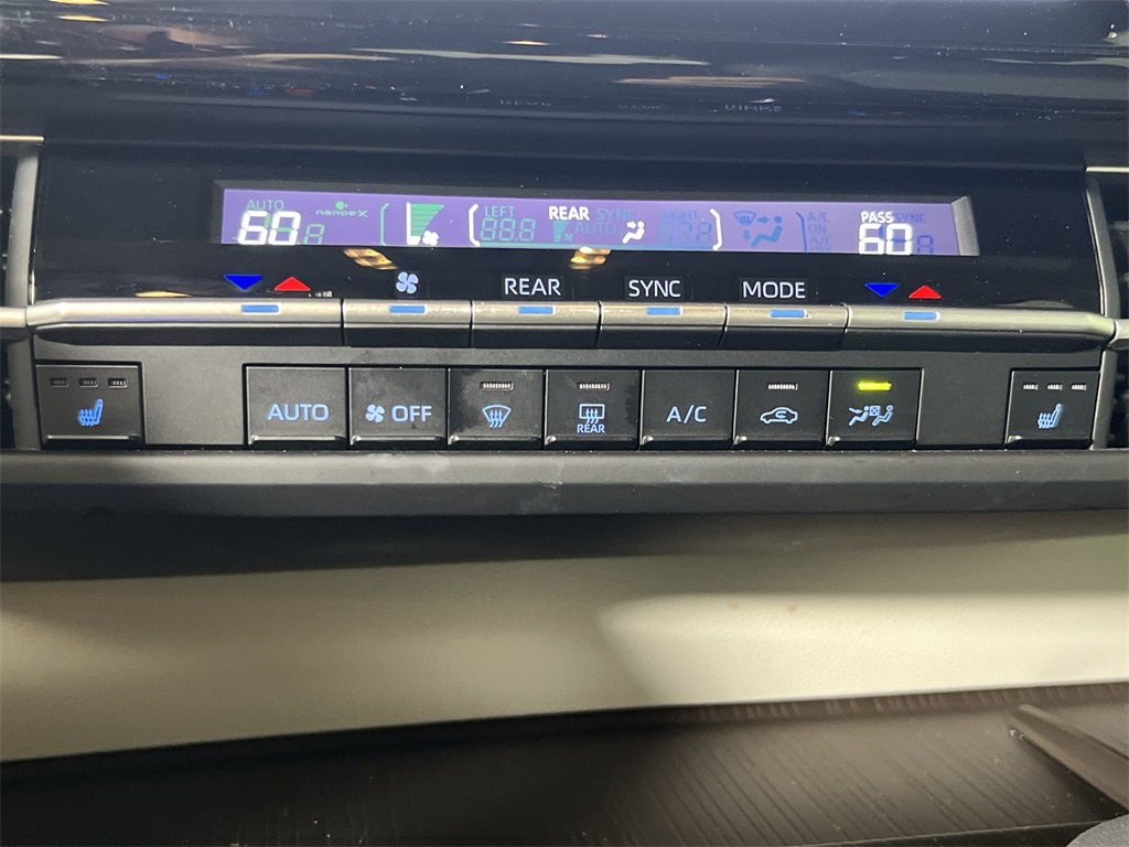 2024 Toyota Sienna XLE photo 14