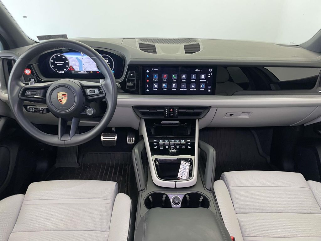 2024 Porsche Cayenne S photo 25