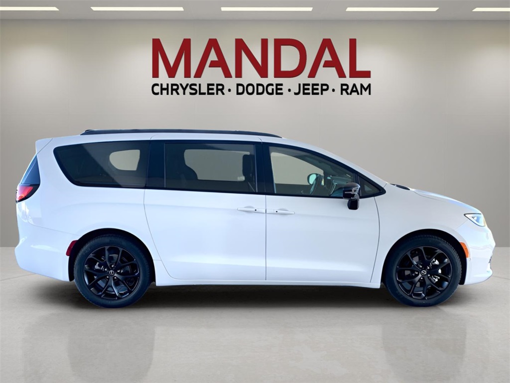 2026 Chrysler Pacifica photo 4