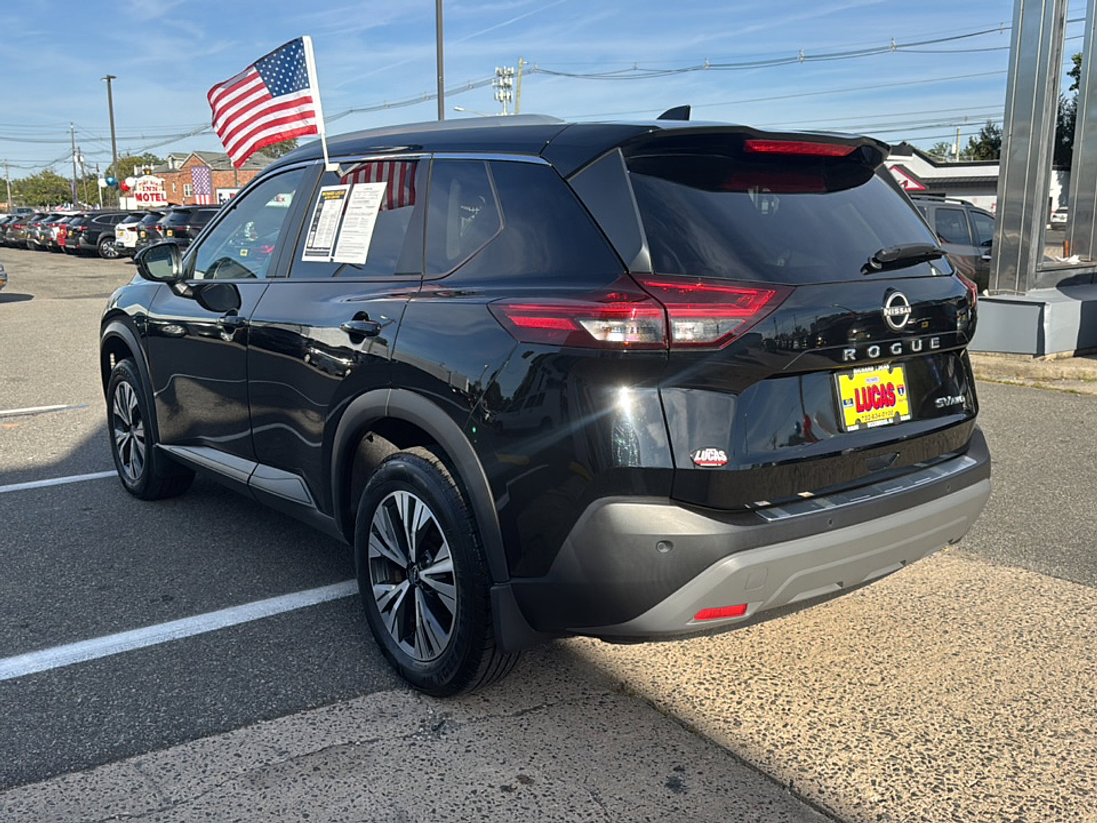 2022 Nissan Rogue SV photo 3