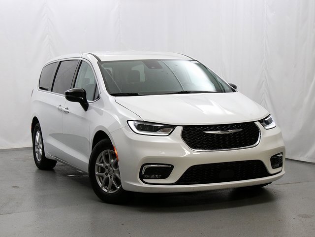 2024 Chrysler Pacifica Touring L's photo