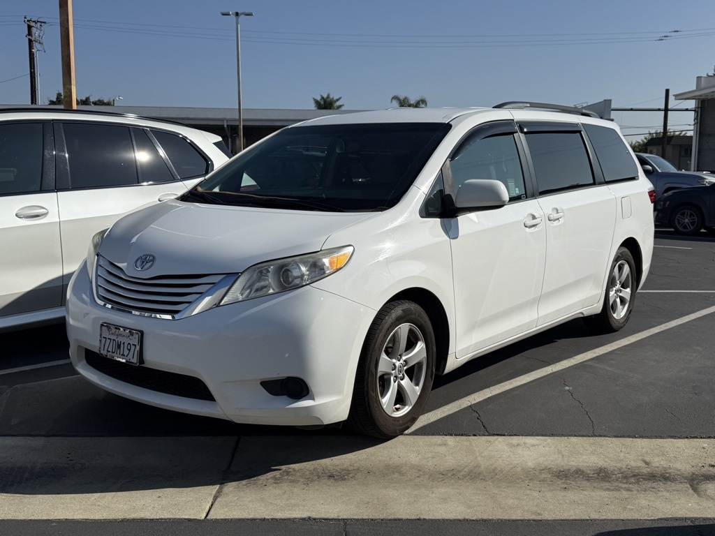 2017 Toyota Sienna LE photo 3