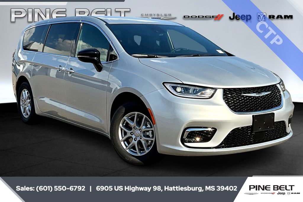 2026 Chrysler Pacifica Select's photo