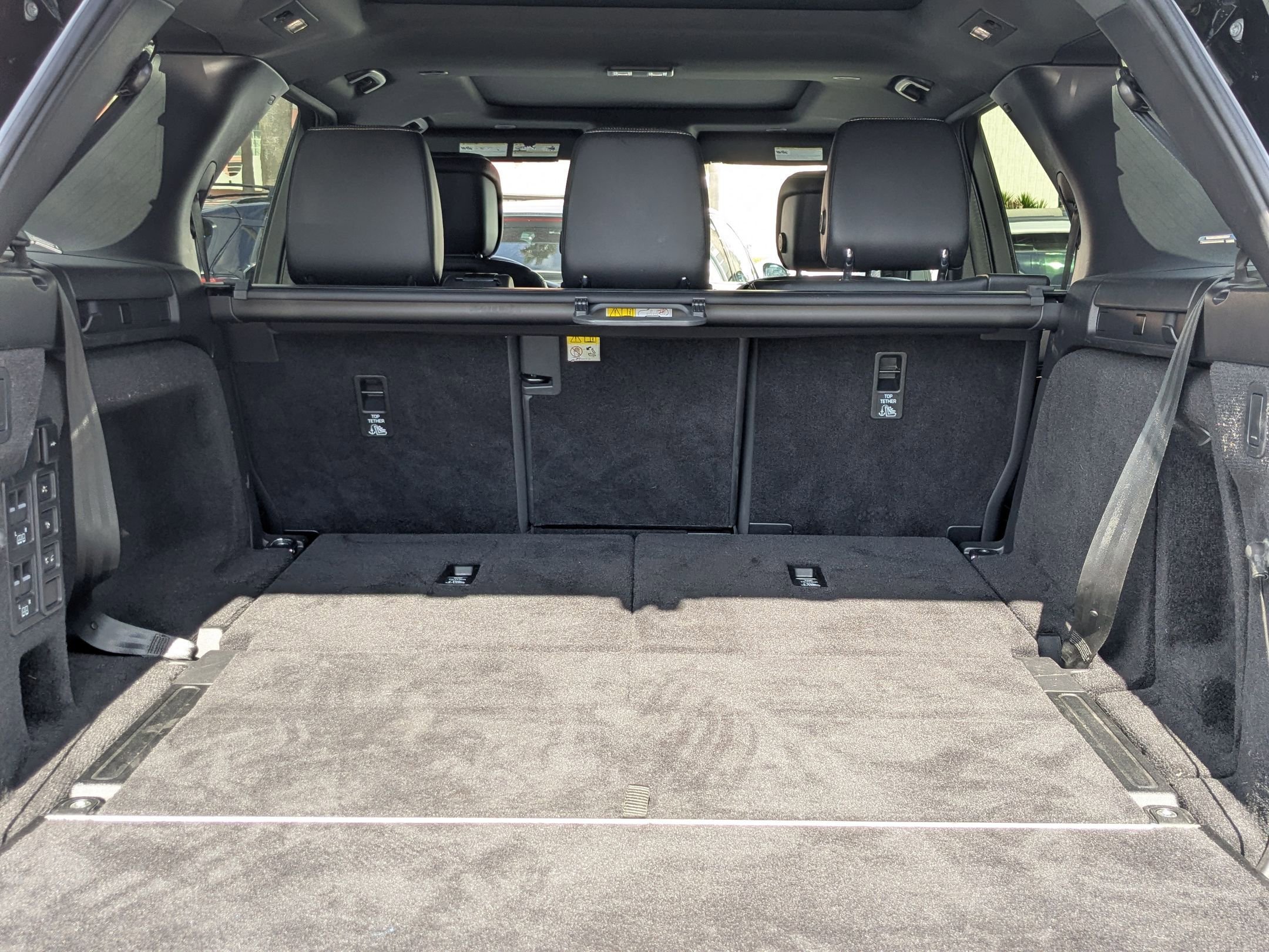 2023 Land Rover Discovery S R-Dynamic 7 Seat photo 6