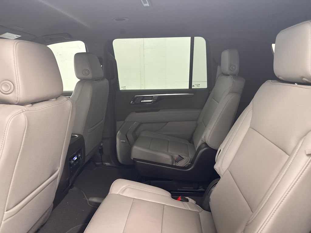 2025 Chevrolet Suburban LT photo 27