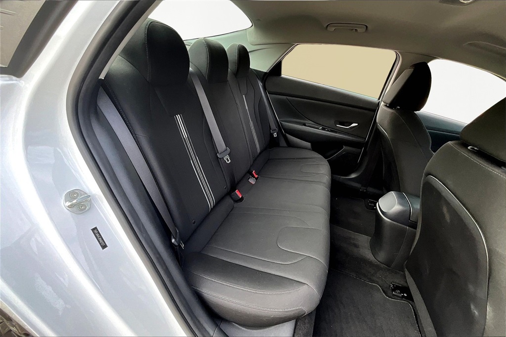 2022 Hyundai Elantra SEL photo 26