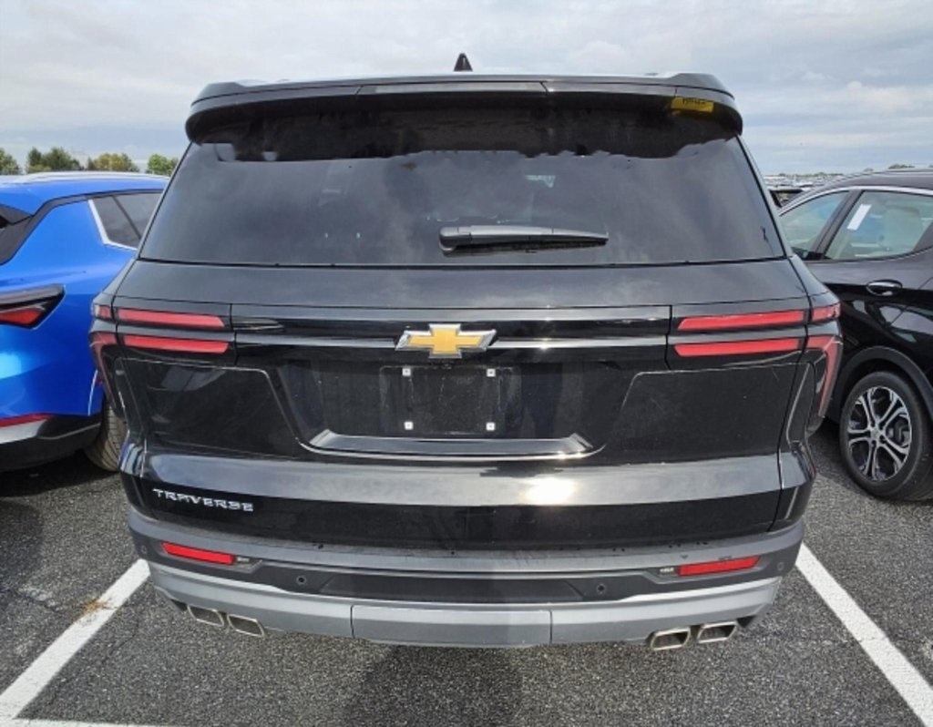 2025 Chevrolet Traverse photo 3
