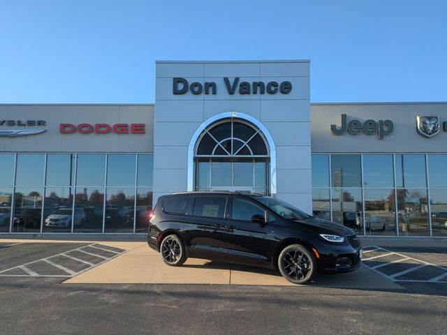 2026 Chrysler Pacifica Limited's photo