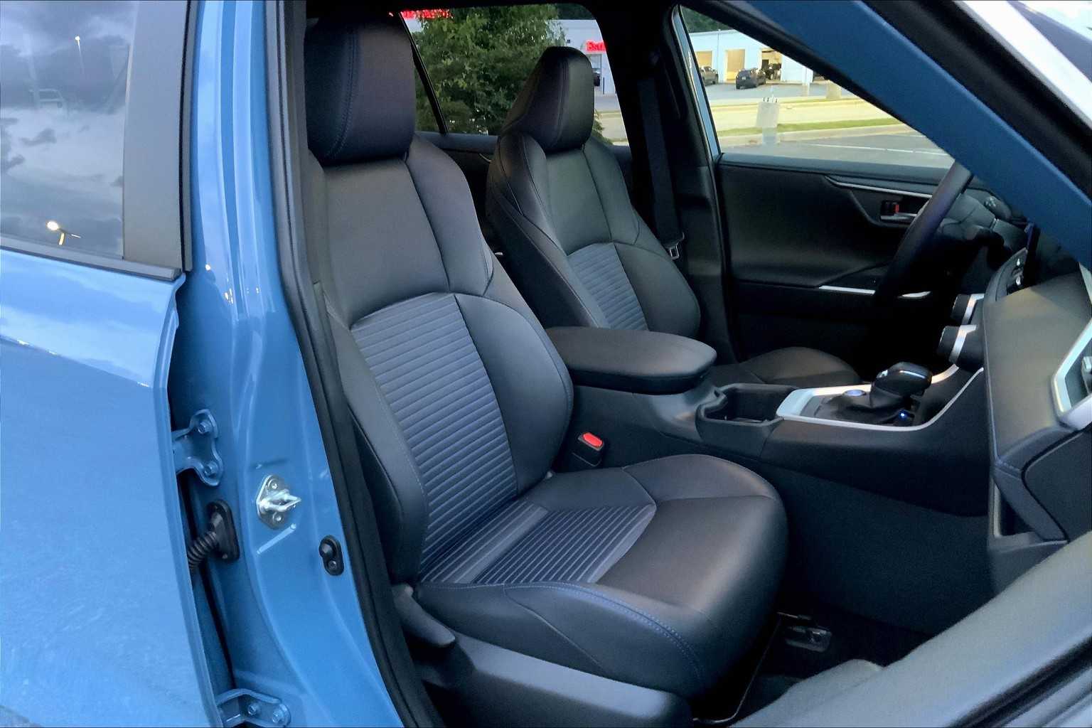 2025 Toyota RAV4 Hybrid XSE photo 8