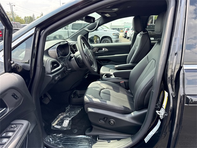 2025 Chrysler Pacifica photo 9
