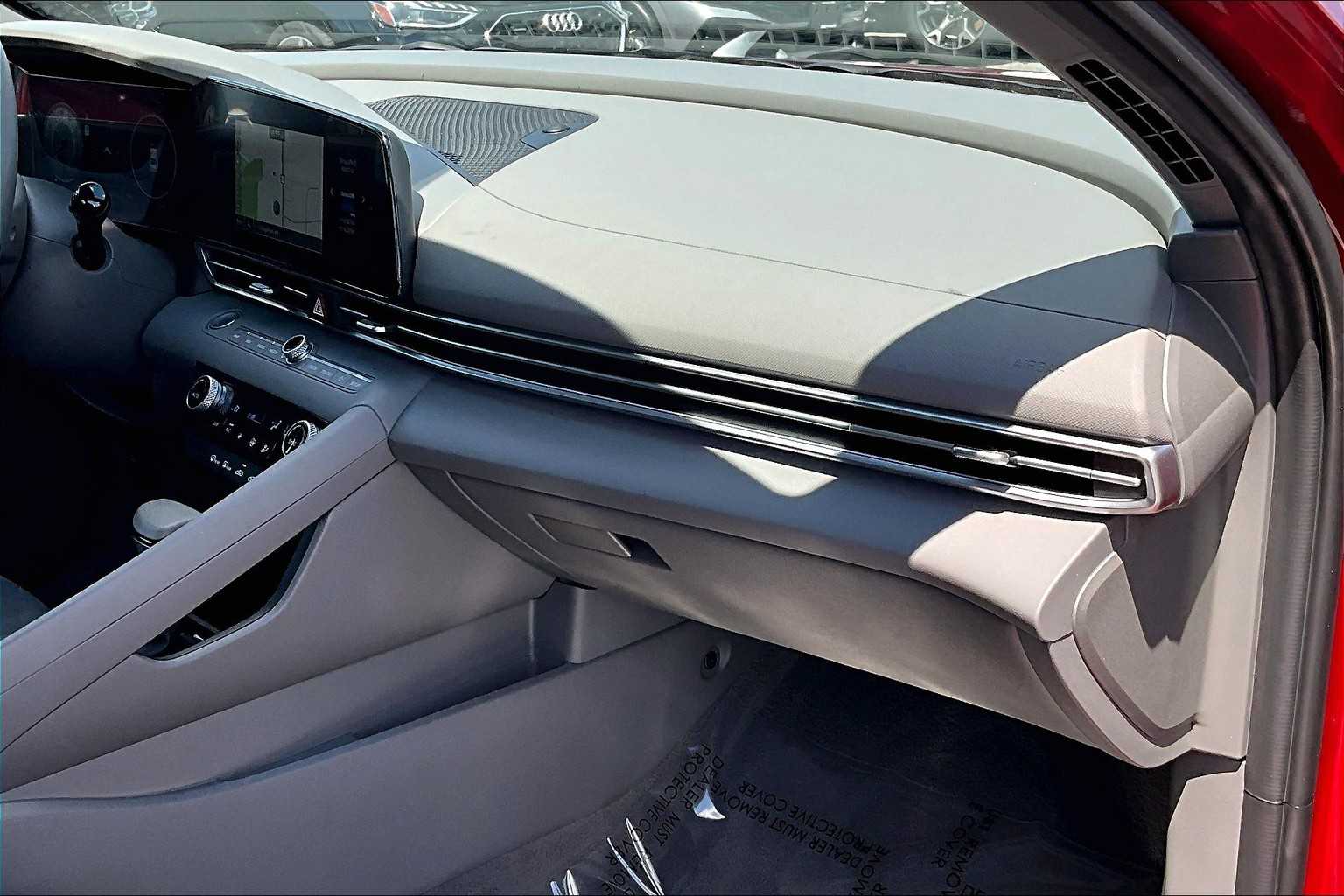 2024 Hyundai Elantra SEL photo 17