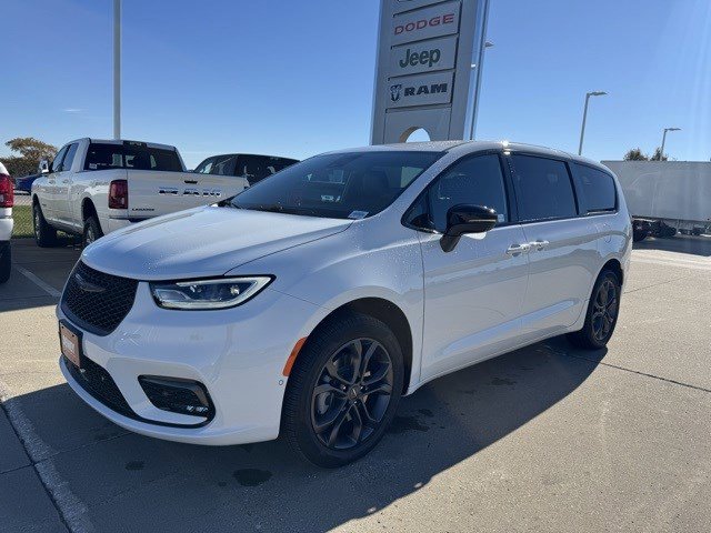 2026 Chrysler Pacifica photo 3