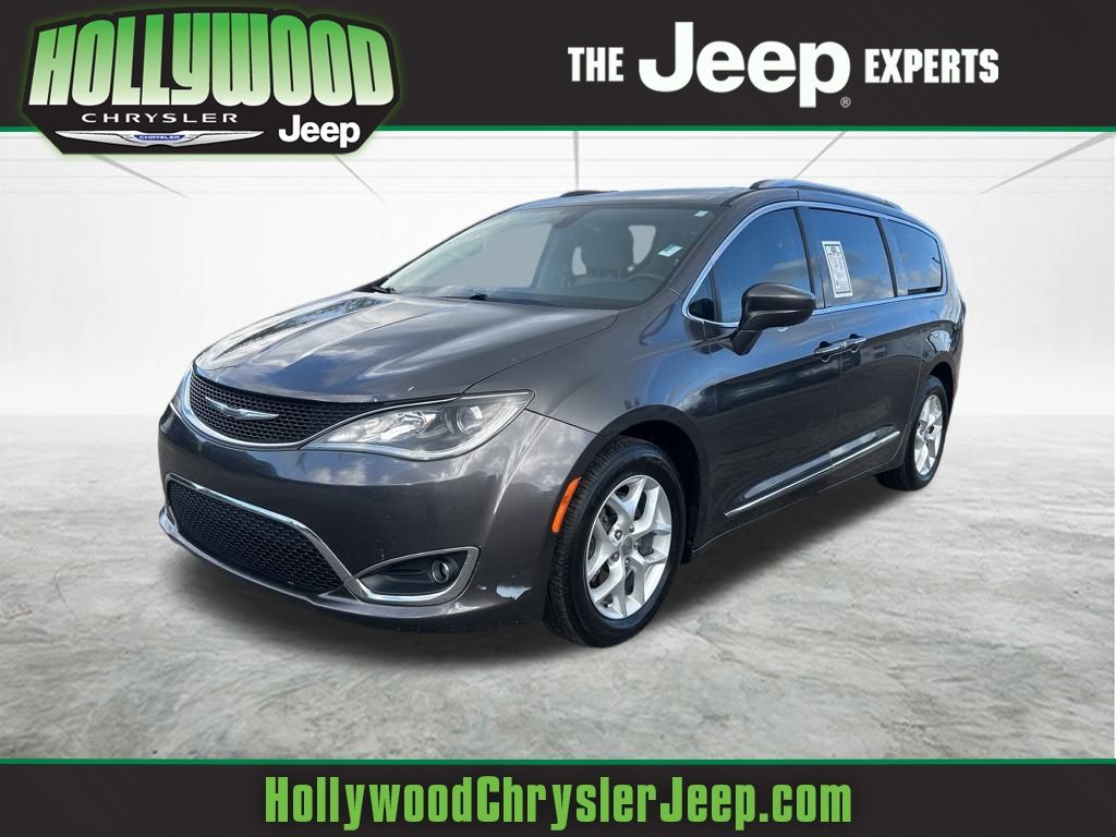 2017 Chrysler Pacifica Touring-L Plus's photo