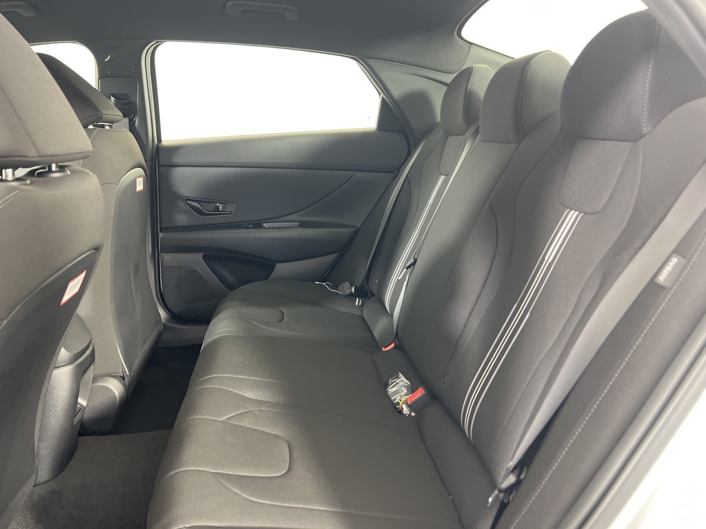 2025 Hyundai Elantra SEL Sport photo 4