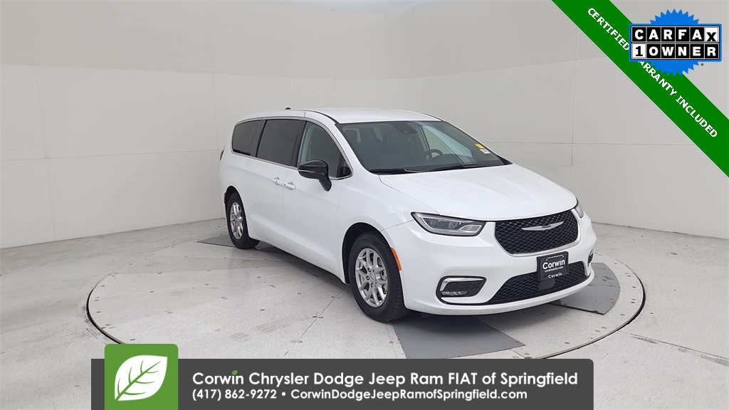 2024 Chrysler Pacifica Touring L photo 2