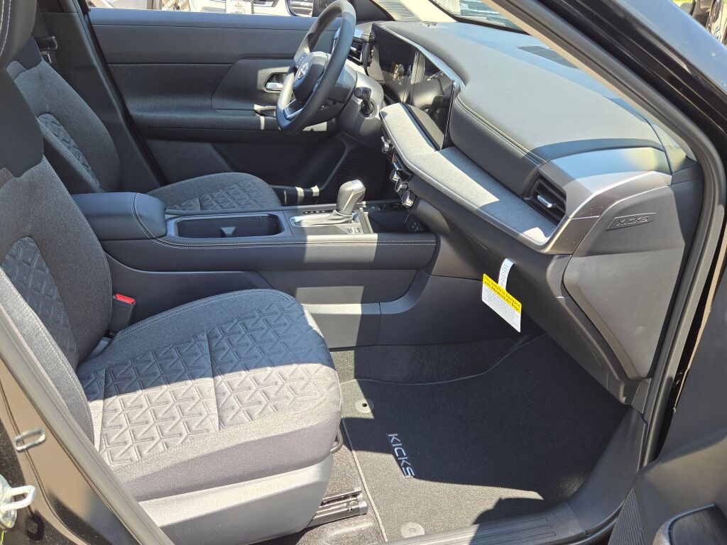 2025 Nissan Kicks SV photo 4