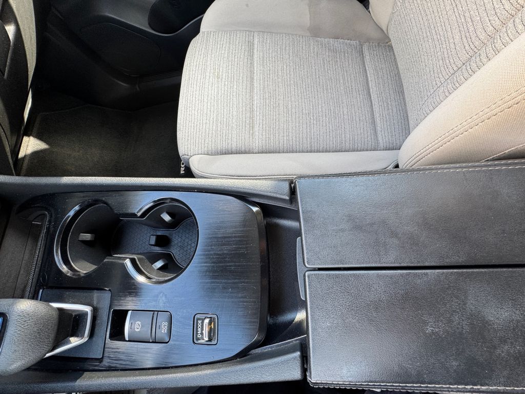 2022 Nissan Rogue SV photo 22