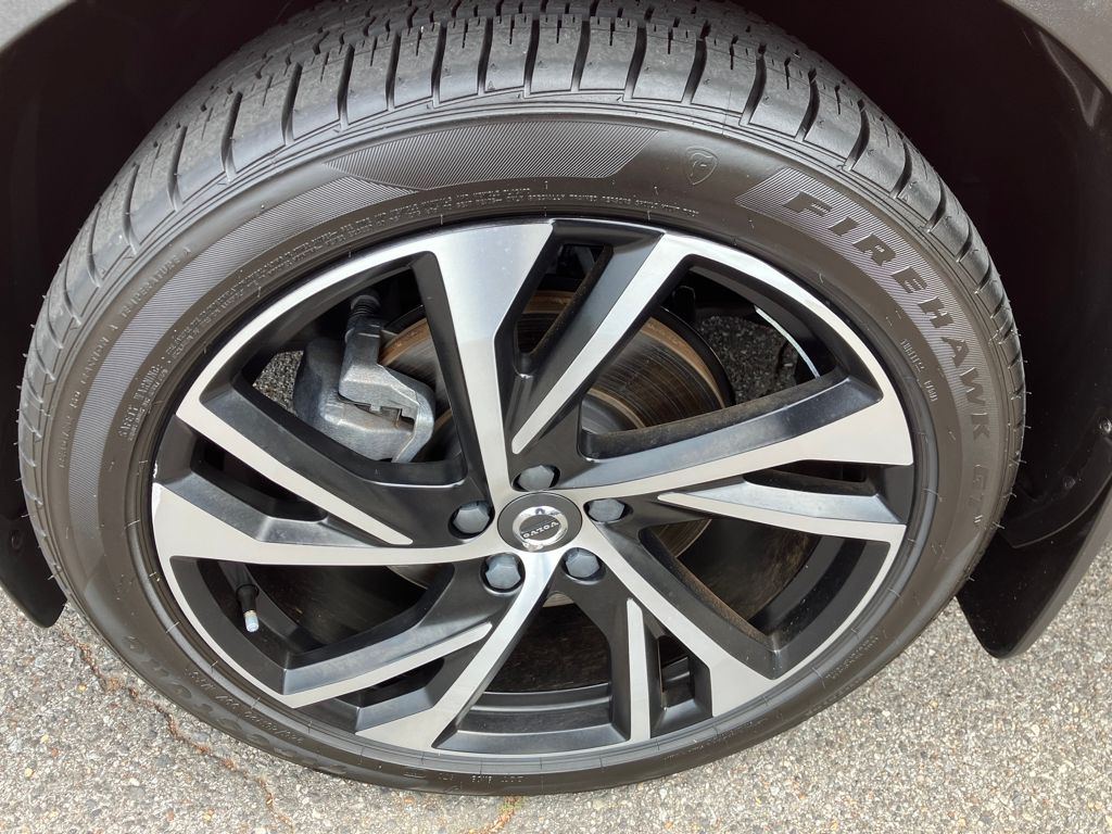 2021 Volvo XC40 R-Design photo 13
