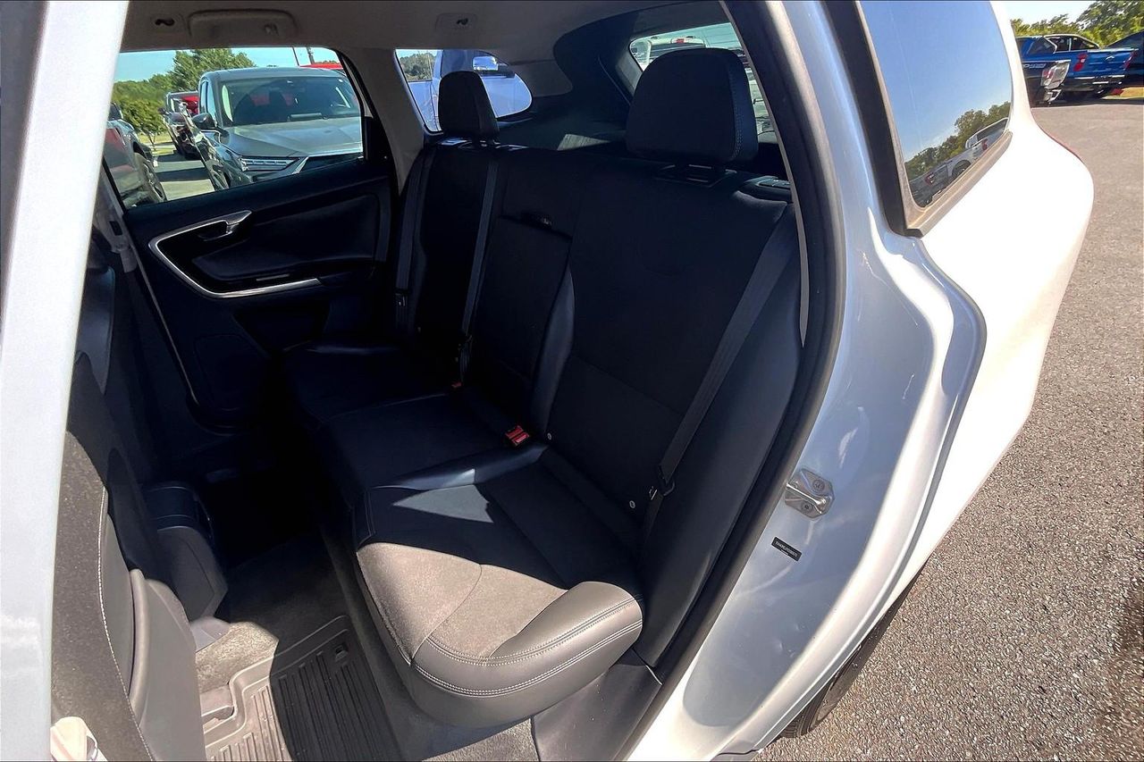 2017 Volvo XC60 T5 photo 16