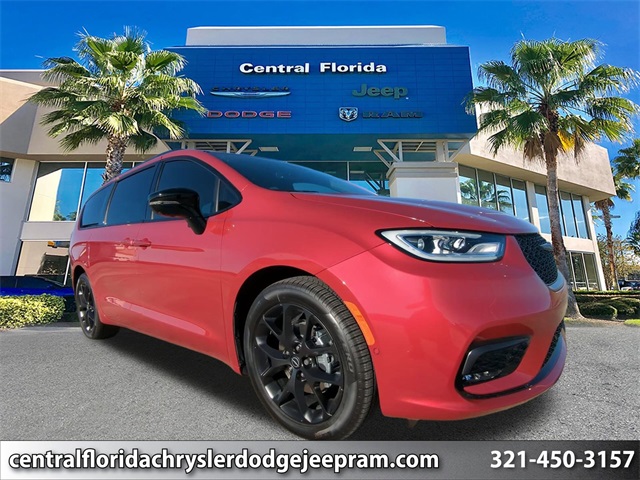 2026 Chrysler Pacifica Limited's photo